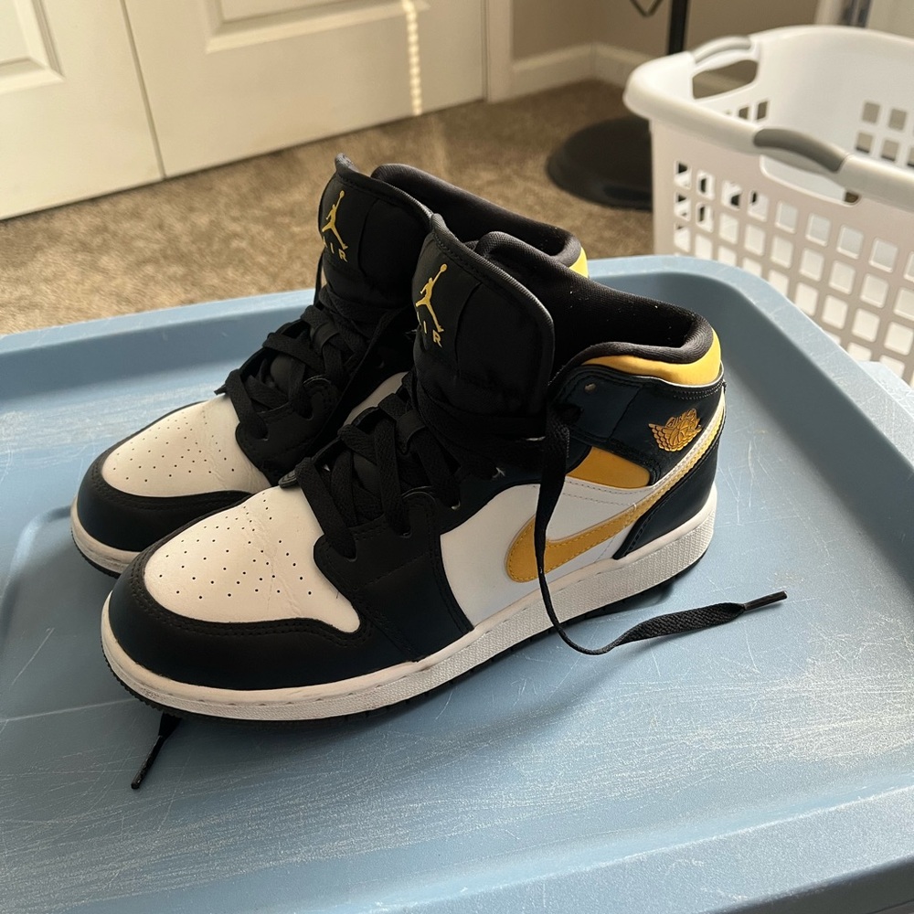 Nike 5.5Y/Womens 7 air Jordan’s